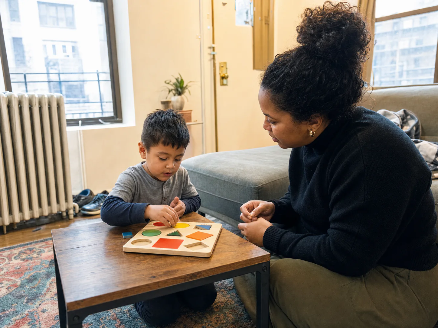 Un niño y su terapeuta trabajan juntos en un apartamento acogedor de Nueva Jersey
